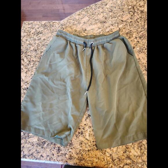 Shorts‎ - Picture 1 of 2